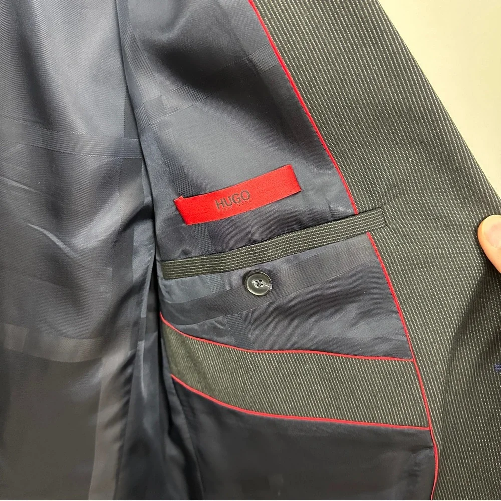 HUGO‎ BOSS BLAZER is 38 R